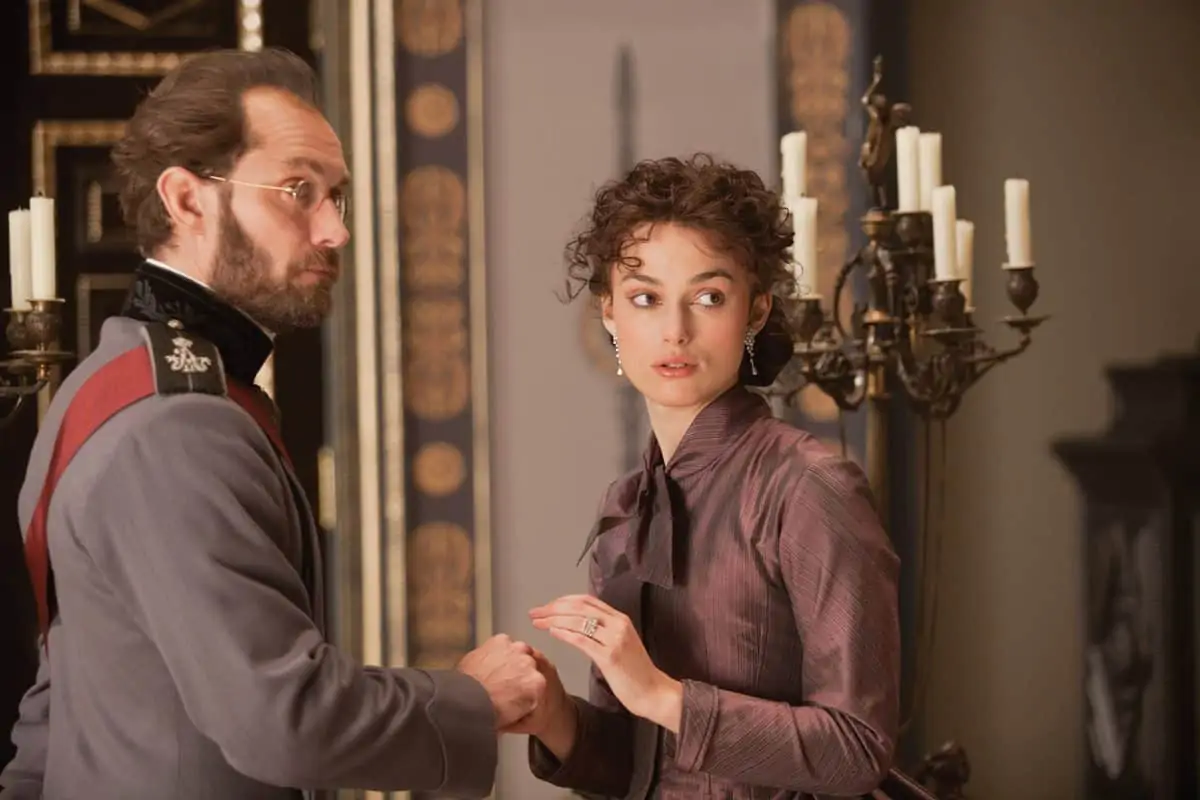 Jude Law (L) stars as Alexei Karenin and Keira Knightley (R) stars as Anna in Joe Wright’s ANNA KARENINA, a Focus Features release.Credit: Laurie Sparham
