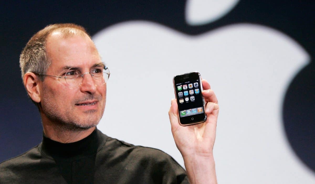 iPhone-AP_070109070253 1997 and the first ever iPhone is unveiled to an adoring audience by Steve Jobs