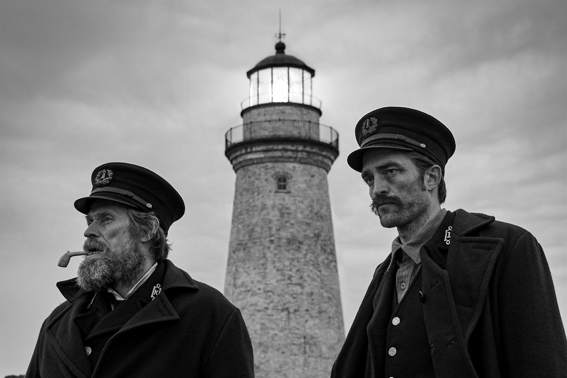 001_LH_SS_03805_RC Williem Dafoe and Robert Pattinson in director Robert Eggers THE LIGHTHOUSE. Credit : A24 Pictures