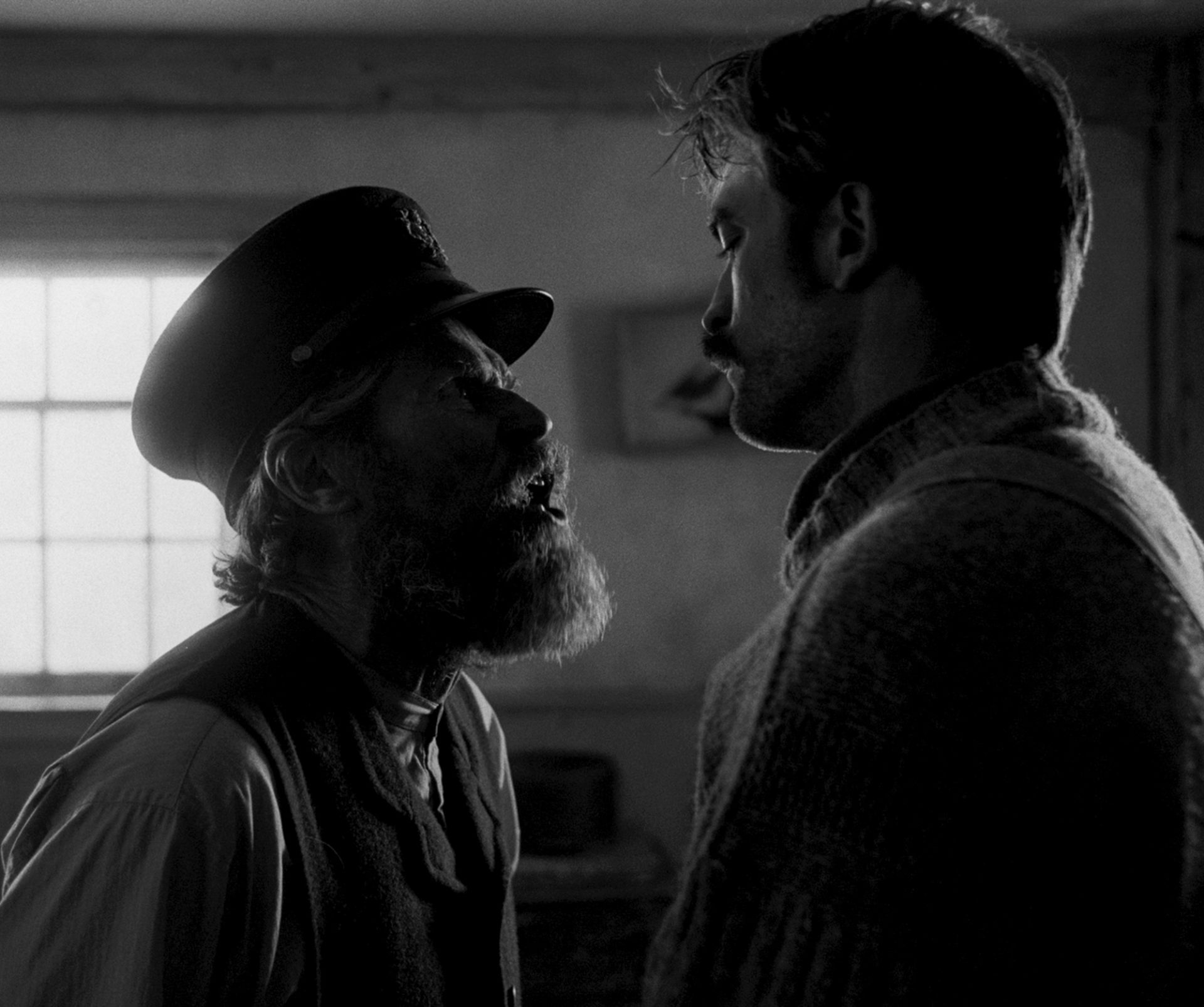THE LIGHTHOUSE Williem Dafoe and Robert Pattinson in director Robert Eggers THE LIGHTHOUSE. Credit : A24 Pictures