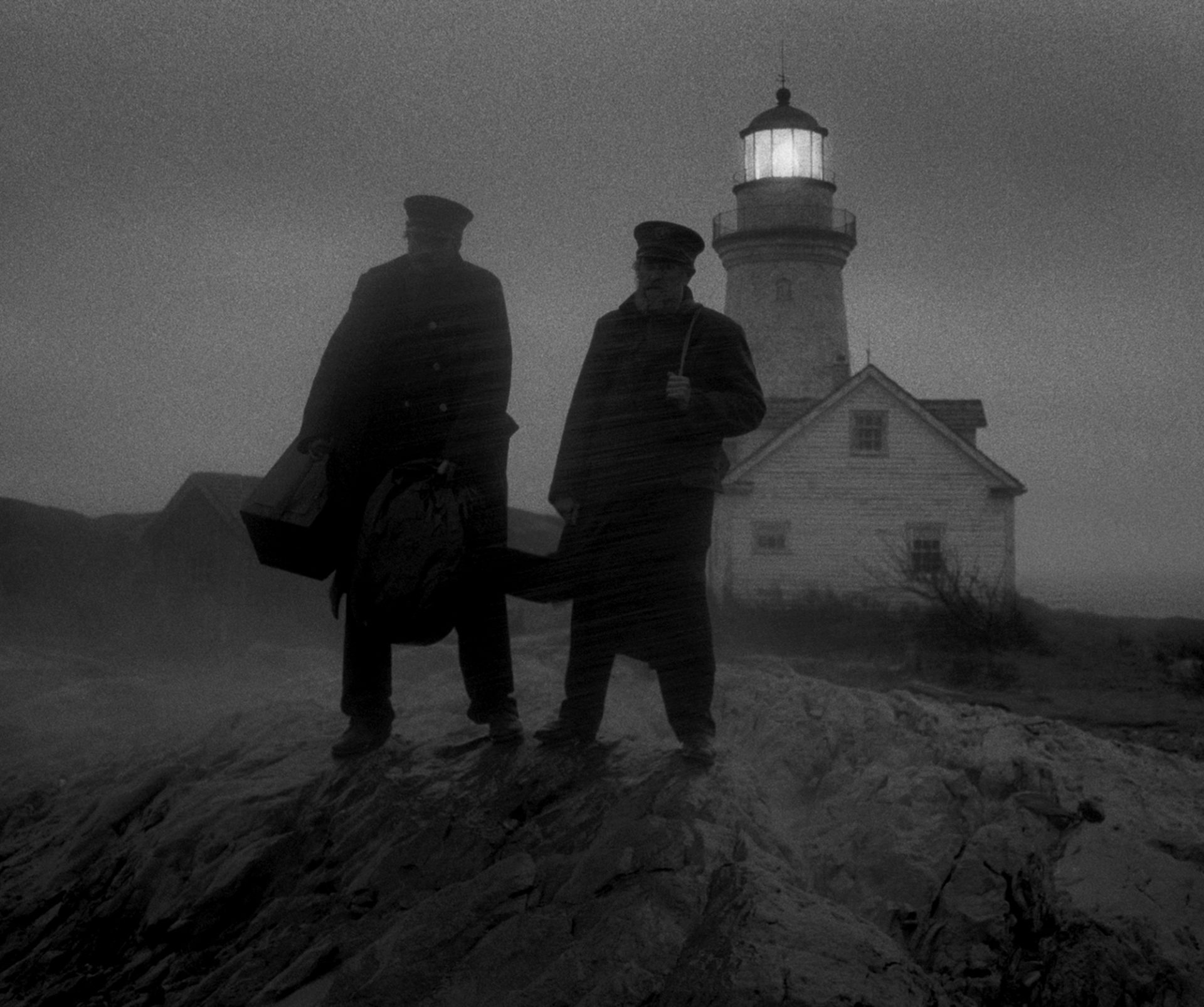 THE LIGHTHOUSE Williem Dafoe and Robert Pattinson in director Robert Eggers THE LIGHTHOUSE. Credit : A24 Pictures