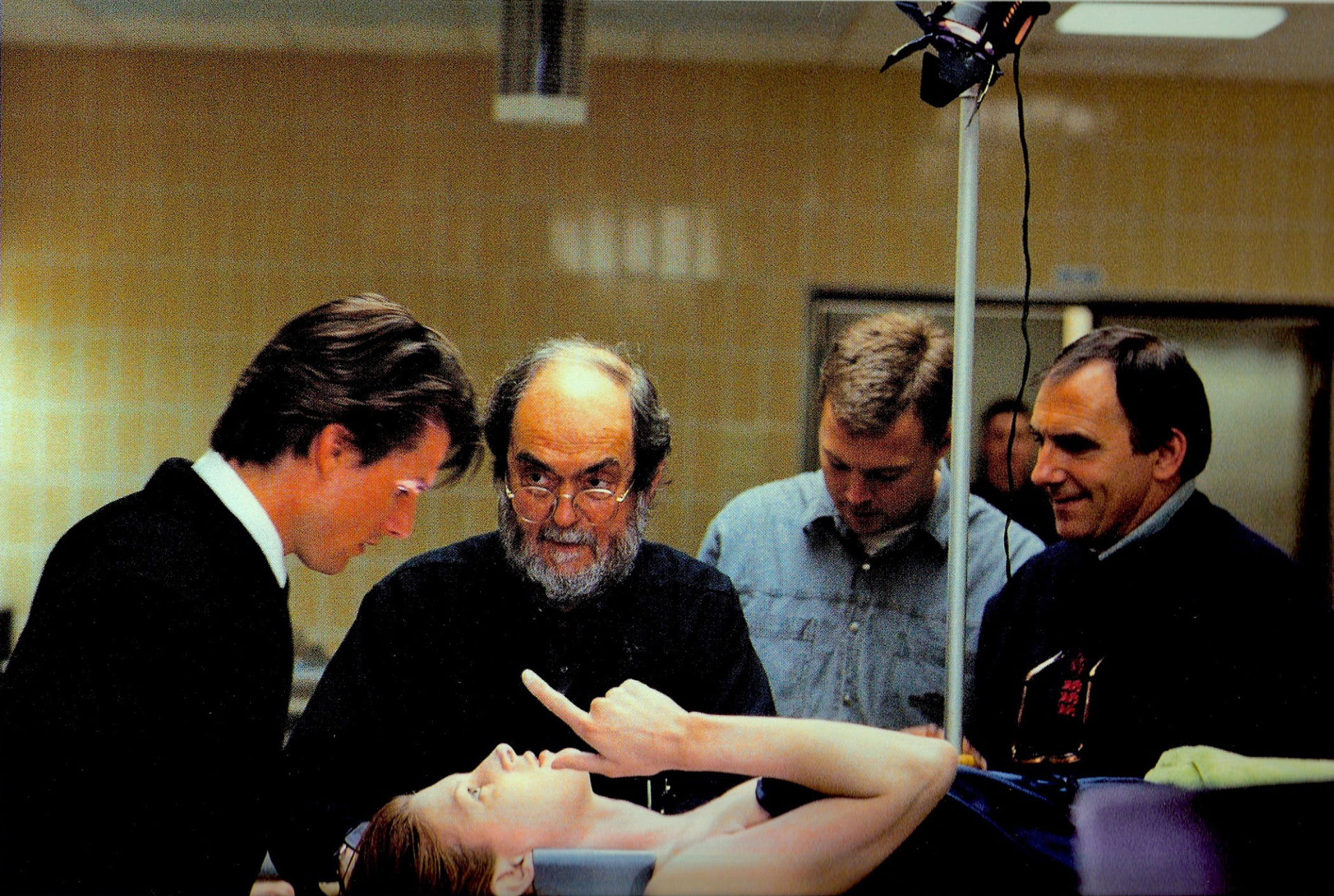 sc00051170 <em>Eyes Wide Shut</em> (1999) (l-r) Tom Cruise; director Stanley Kubrick; focus puller Nick Penn and Larry Smith BSC holding the stand