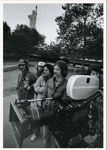 Dean Cundey ASC peeking out from behind the camera at right. From R-L: John Carpenter (director), Barry Bernardi (associate producer), Jeffrey Chernov (second AD)