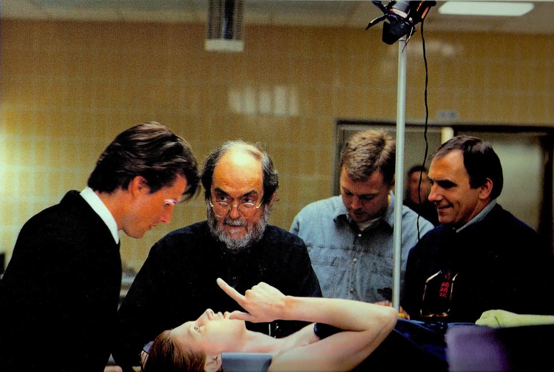 <em>Eyes Wide Shut</em> (1999) (l-r) Tom Cruise; director Stanley Kubrick; focus puller Nick Penn and Larry Smith BSC holding the stand
