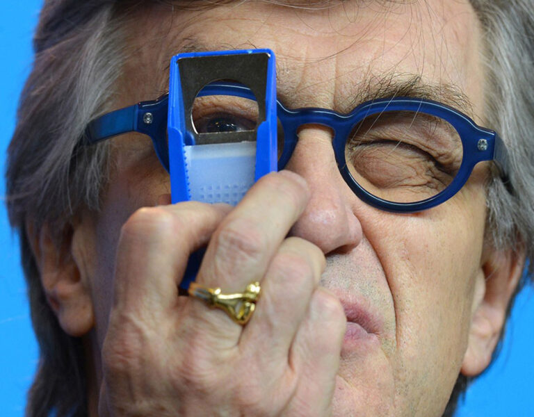Wenders looking through a lens