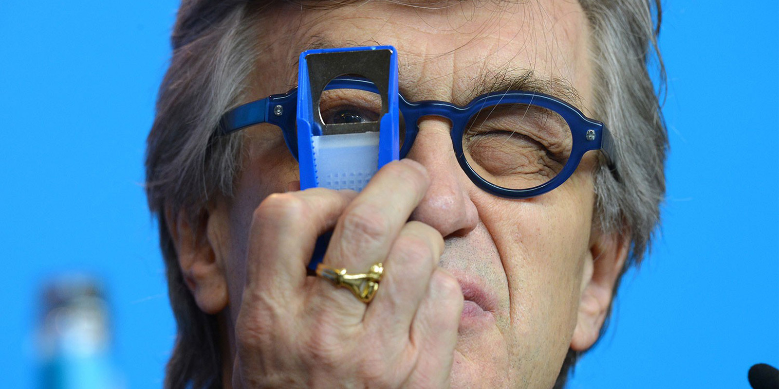 Wenders looking through a lens