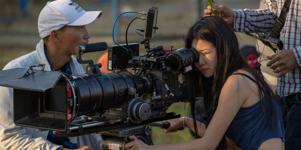 Đan operating a camera 